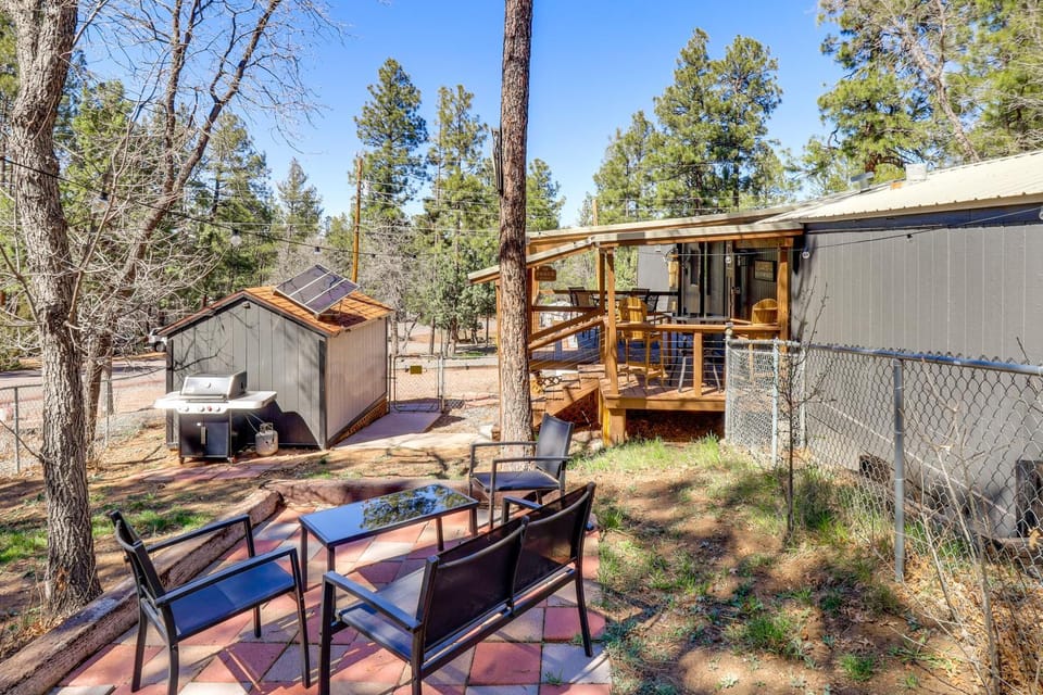 1 Mi to Woodland Lake! Cabin w/ Dog-Friendly Yard Cabin in Pinetop-Lakeside