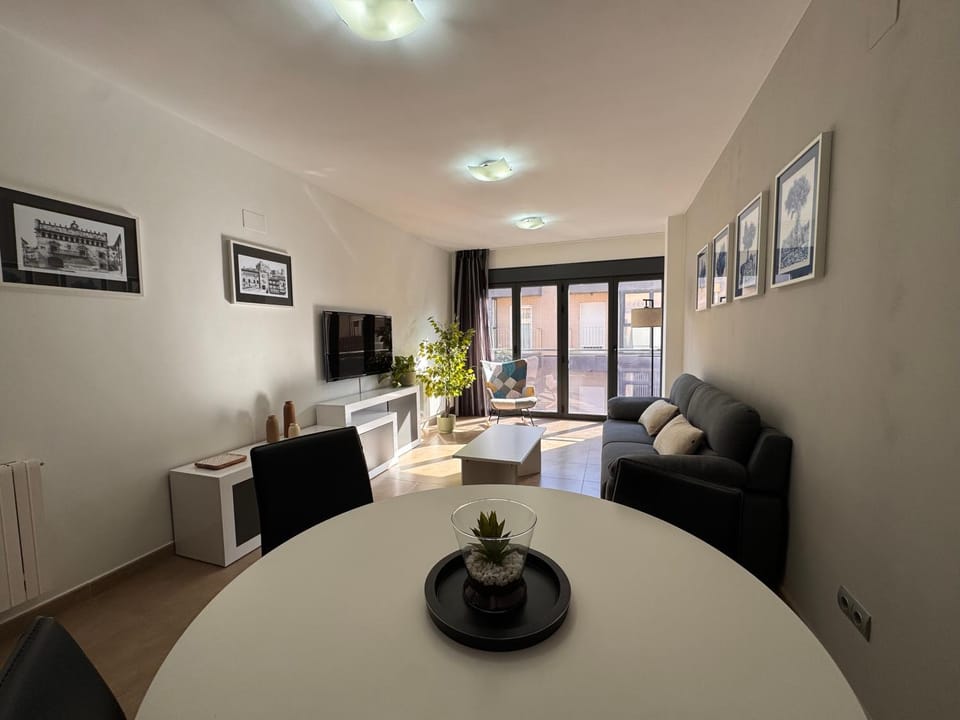 Communal lounge/ TV room, TV and multimedia, Living room, Seating area, Dining area, Evening entertainment