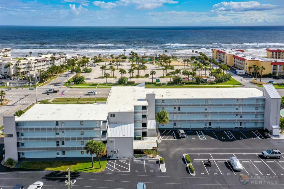 Beautiful Ocean View Studio from 3rd Floor STEPS from the Beach with Pool! Apartment in New Smyrna Beach