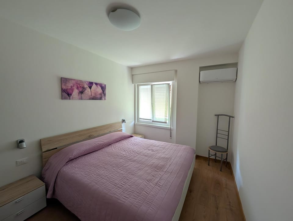 Photo of the whole room, air conditioner