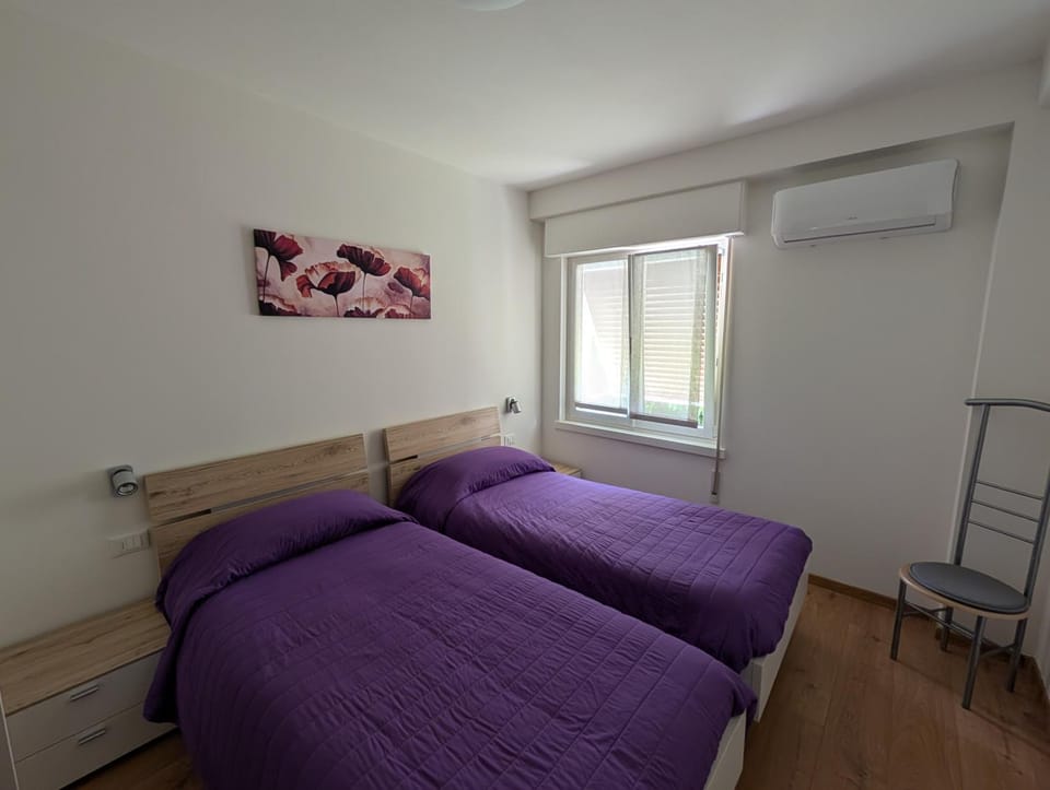 Bedroom, air conditioner