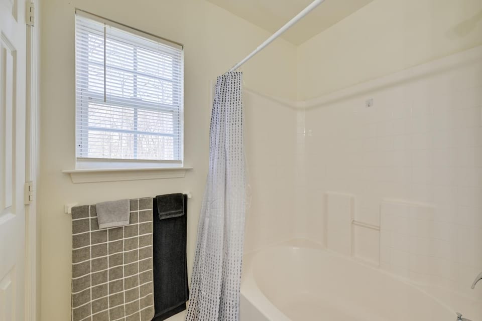5 Mi to Uptown Charlotte! Family Retreat w/ Yard House in Charlotte