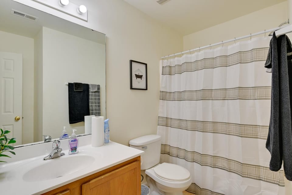5 Mi to Uptown Charlotte! Family Retreat w/ Yard House in Charlotte