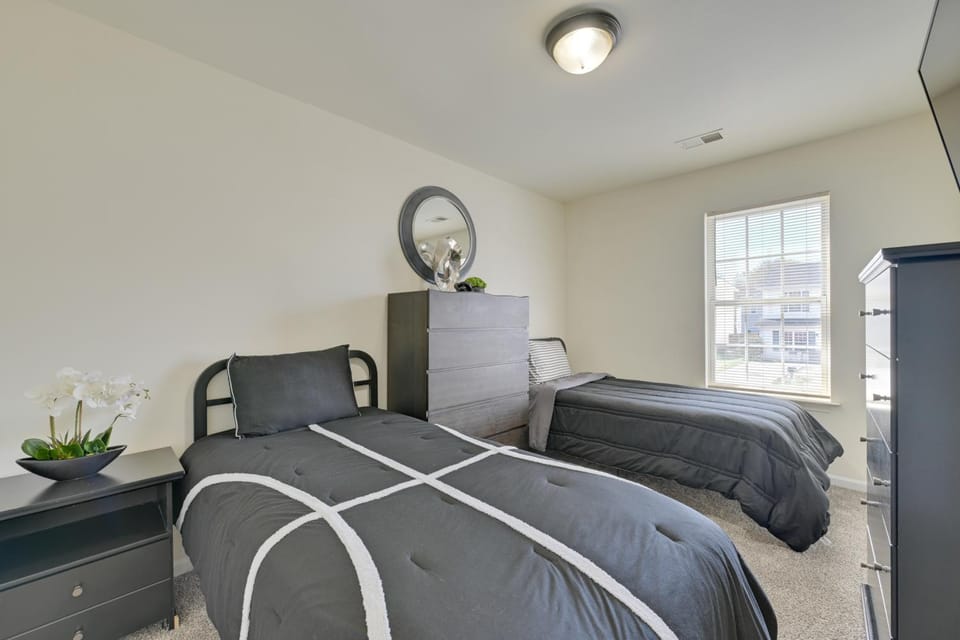 5 Mi to Uptown Charlotte! Family Retreat w/ Yard House in Charlotte