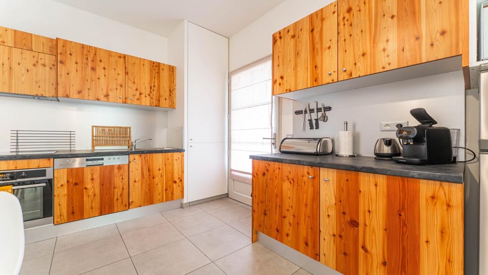 Kitchen or kitchenette, dishwasher, oven, toaster