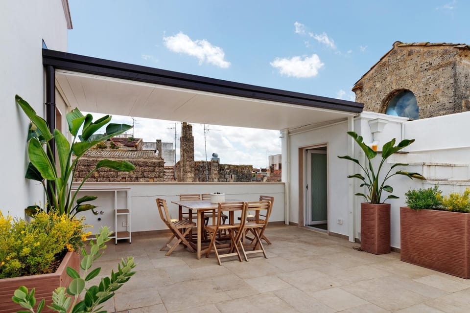Property building, Balcony/Terrace, Living room