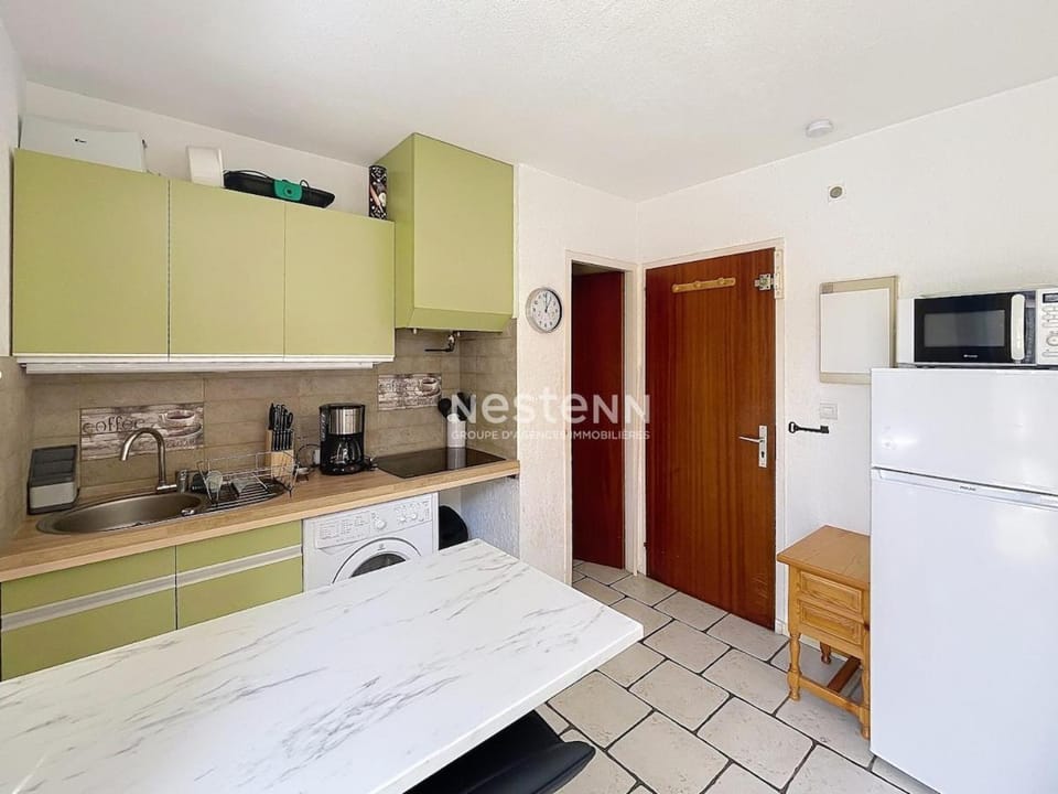 Kitchen or kitchenette, Dining area, toaster, washing machine