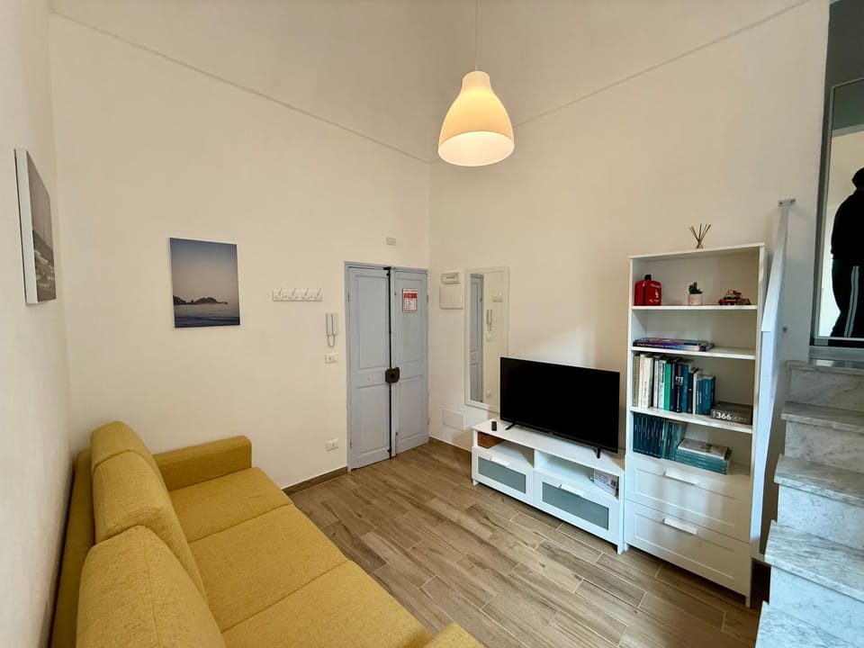 Communal lounge/ TV room, Library, TV and multimedia, Living room, Evening entertainment