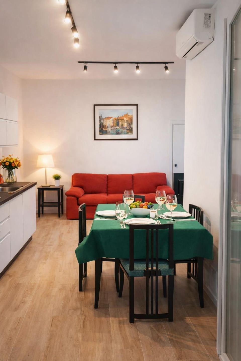 Lounge or bar, Dining area, Lunch