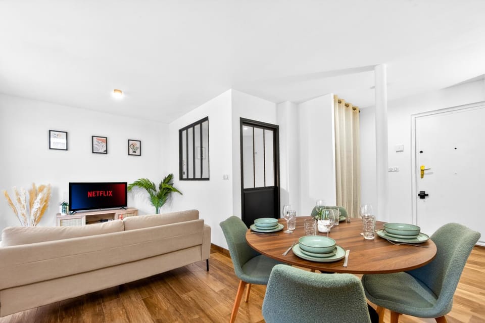 TV and multimedia, Living room, Seating area, Dining area