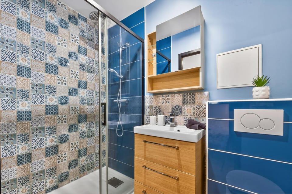 Shower, Bathroom, towels