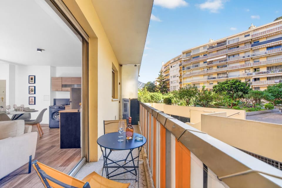 Property building, View (from property/room), Balcony/Terrace, Living room, Seating area, Dining area
