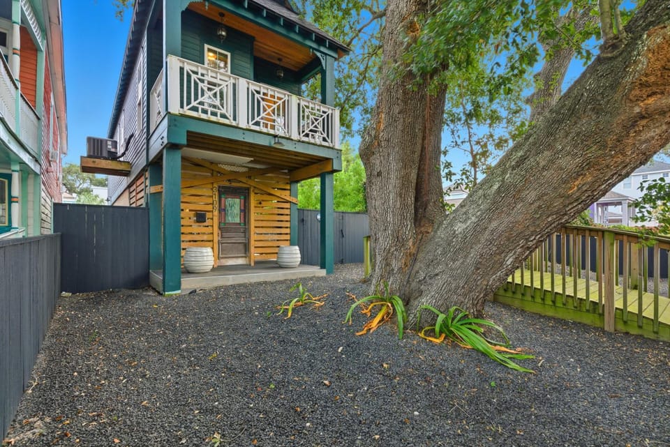 Property building, Facade/entrance, Neighbourhood, Balcony/Terrace