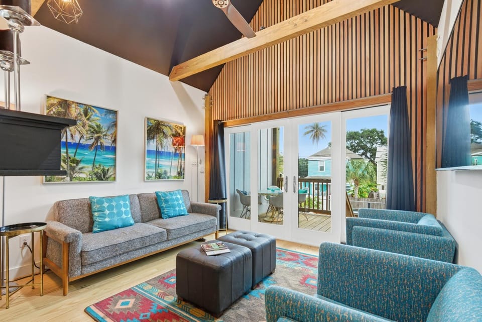 TV and multimedia, View (from property/room), Balcony/Terrace, Living room, Seating area, Bedroom, furniture