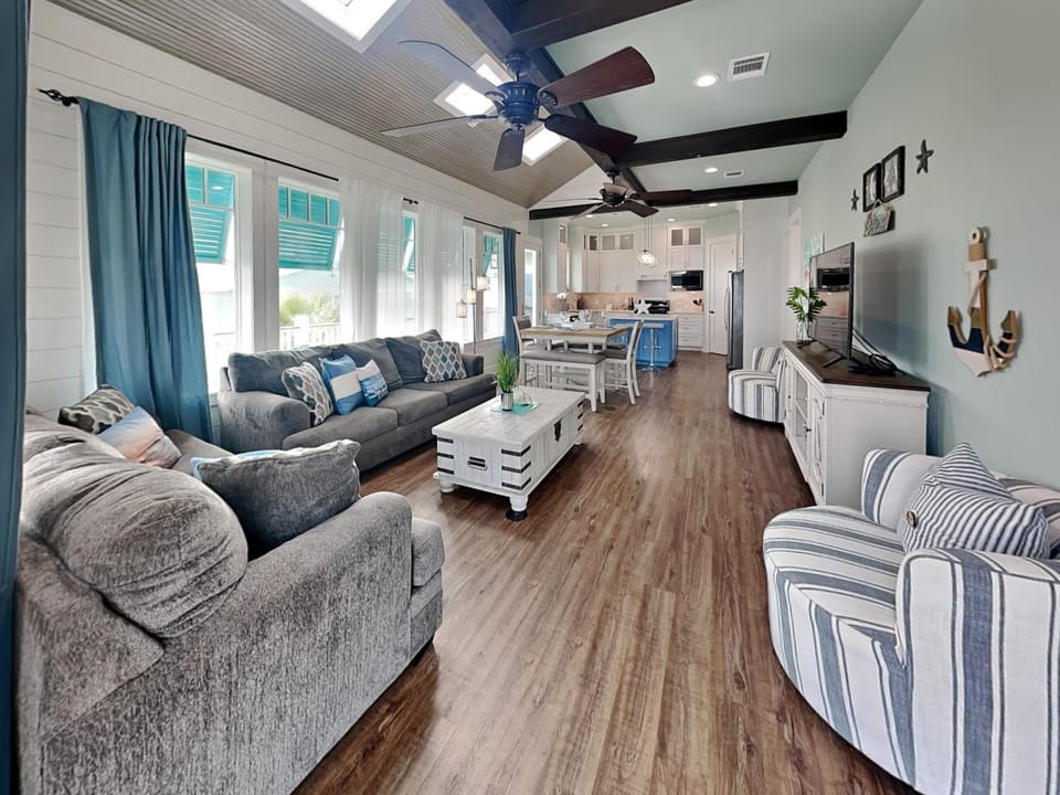 TV and multimedia, Kitchen or kitchenette, Living room, Seating area, Dining area, furniture, kitchen