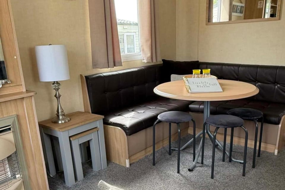 View (from property/room), Decorative detail, Seating area, Dining area, furniture