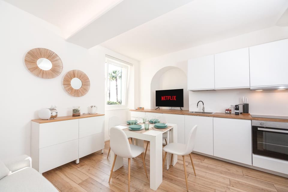 TV and multimedia, Kitchen or kitchenette, Dining area, oven, pet friendly, stove