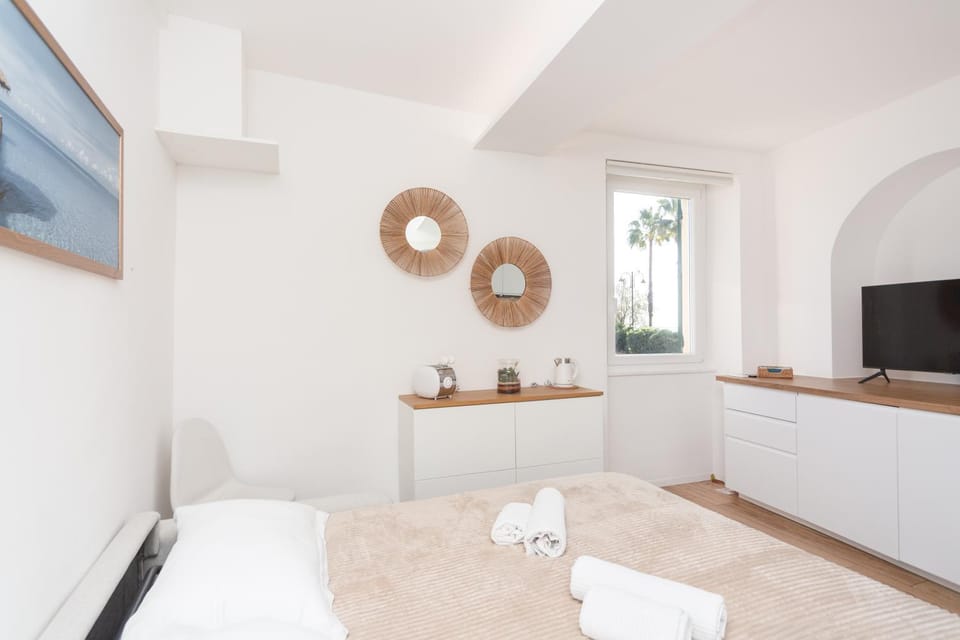 Bed, TV and multimedia, Kitchen or kitchenette, towels