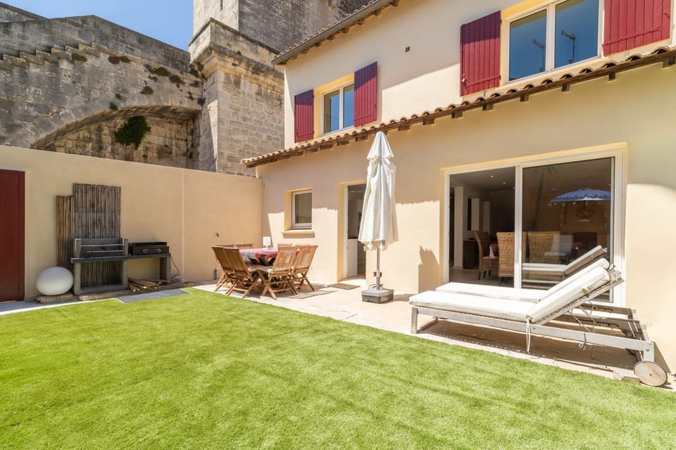 Property building, Patio, Garden, Garden, Balcony/Terrace, Garden view