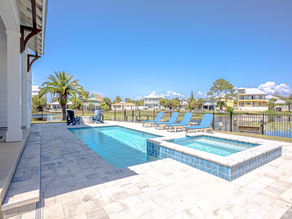 Property building, Neighbourhood, Hot Tub, Swimming pool, sunbed