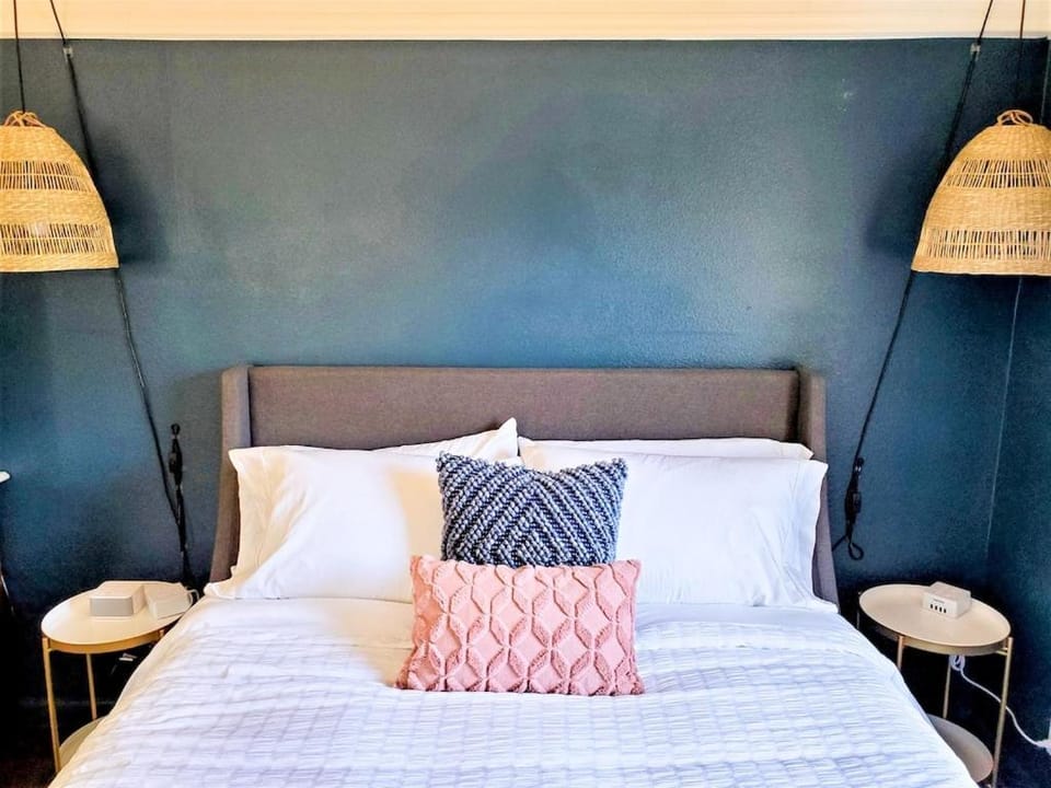 The Zin Retreat 4-Min Walk to Downtown Wine, Beer, Shops, and MORE! House in Lodi