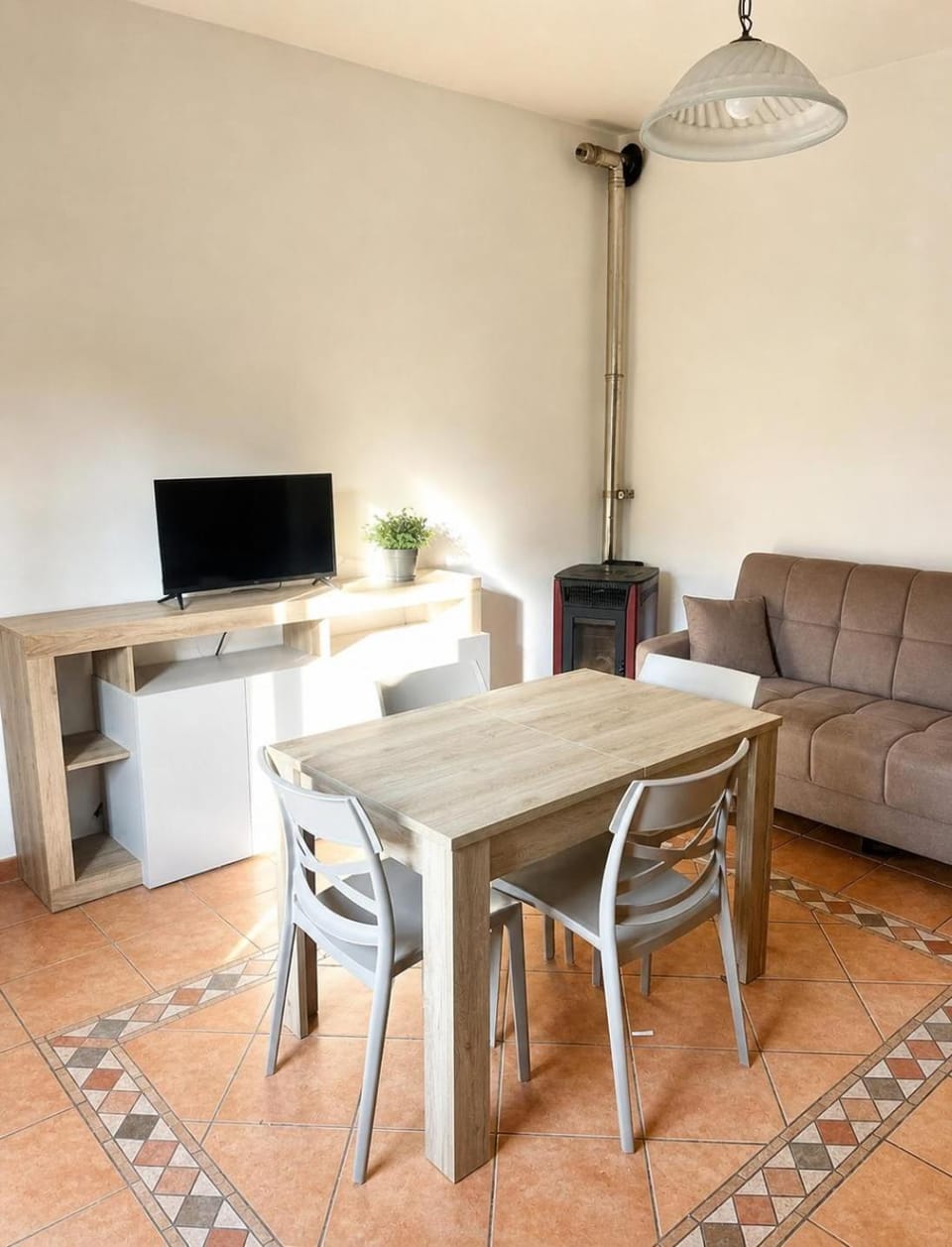 TV and multimedia, Kitchen or kitchenette, Living room, Seating area, Dining area