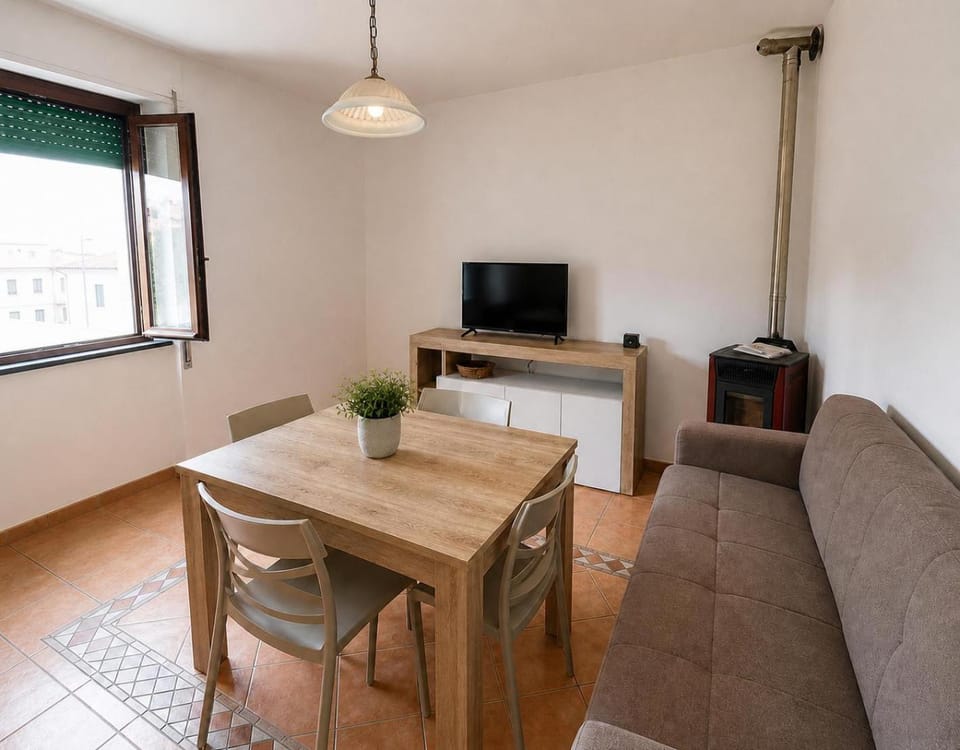 Communal lounge/ TV room, TV and multimedia, Living room, Seating area, Dining area