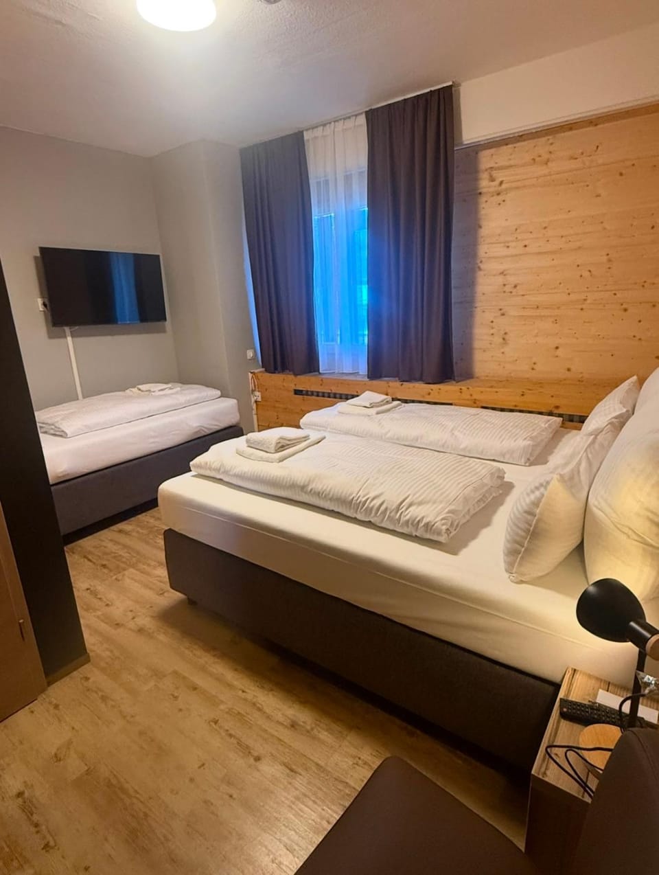 Bed, TV and multimedia, Photo of the whole room, Bedroom