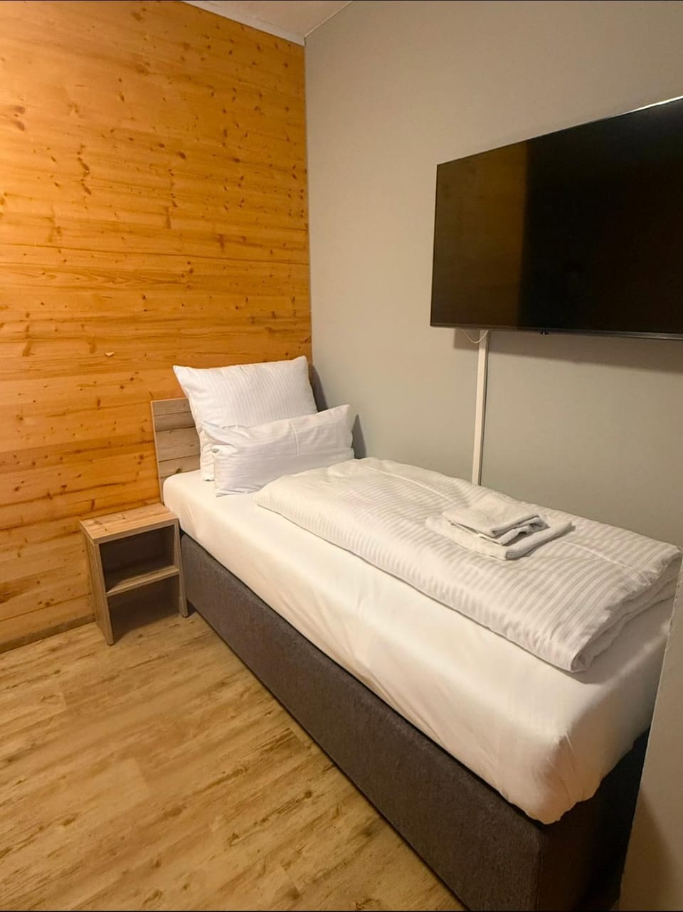 Bed, TV and multimedia, Photo of the whole room, Bedroom, towels