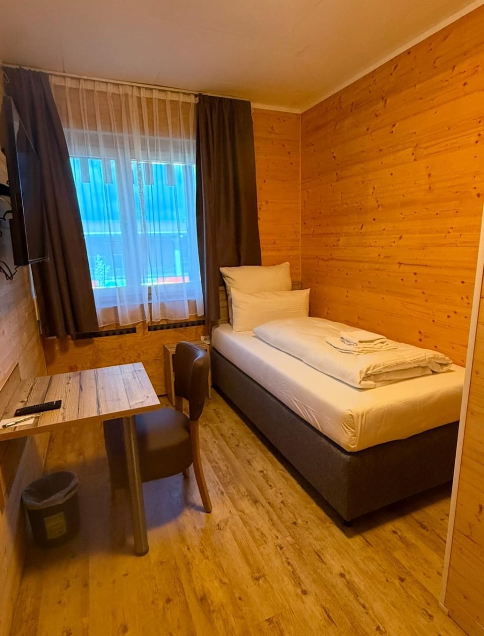 Bed, Photo of the whole room, Seating area, Bedroom