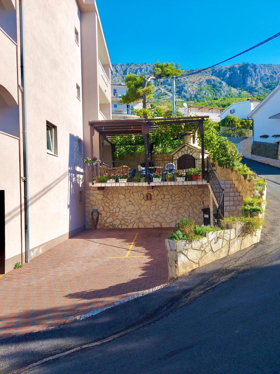 Property building, Patio, Balcony/Terrace