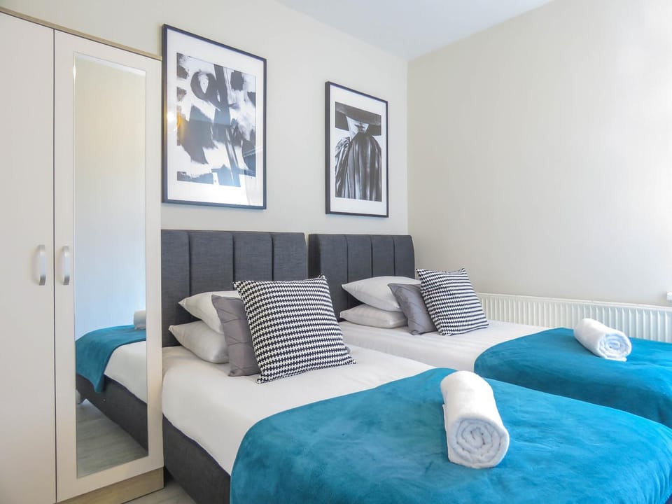 Bed, Bedroom, towels