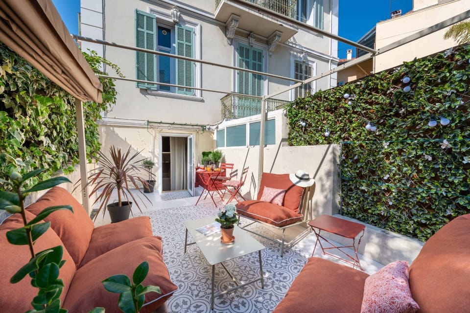 Property building, Patio, Balcony/Terrace