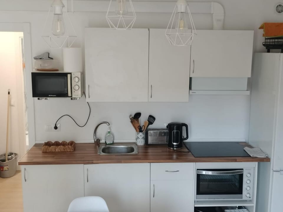 Coffee/tea facilities, Kitchen or kitchenette, oven, stove, toaster