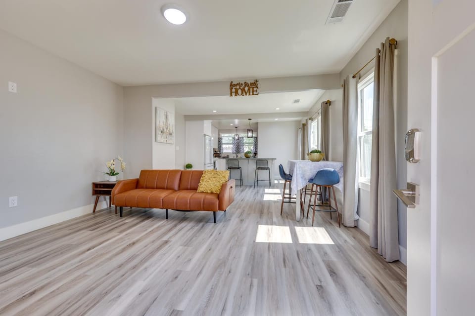 < 1 Mi to Main St Hanford! Home w/ Outdoor Space House in Hanford