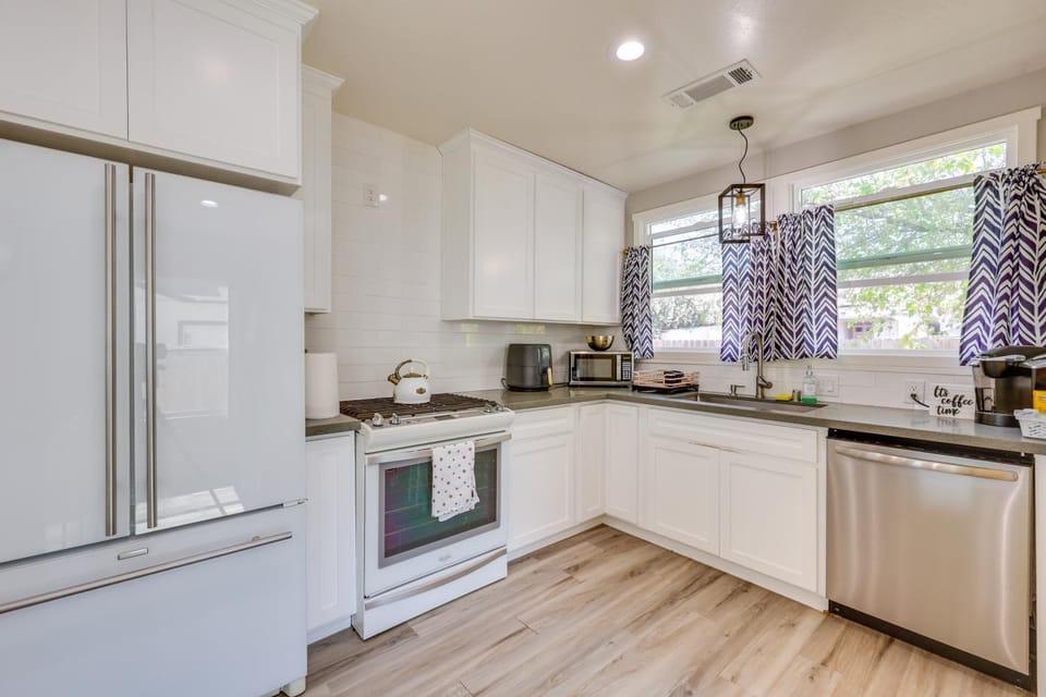 < 1 Mi to Main St Hanford! Home w/ Outdoor Space House in Hanford