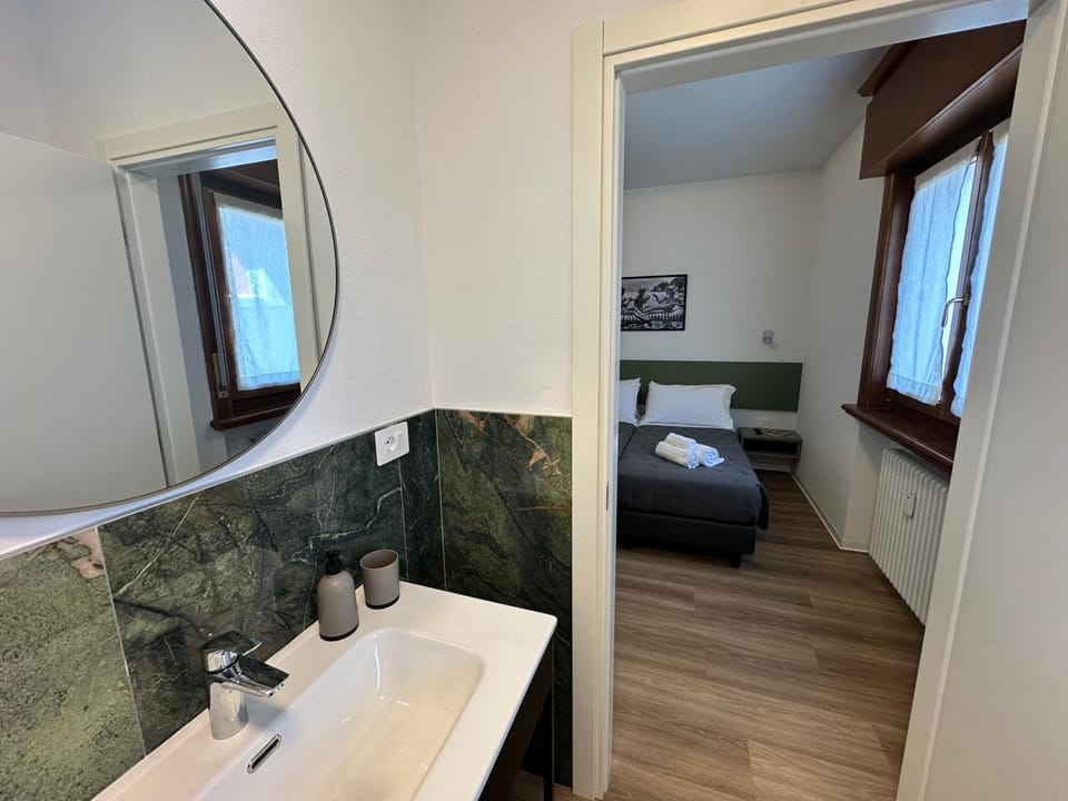Bed, Bathroom, Bedroom, towels