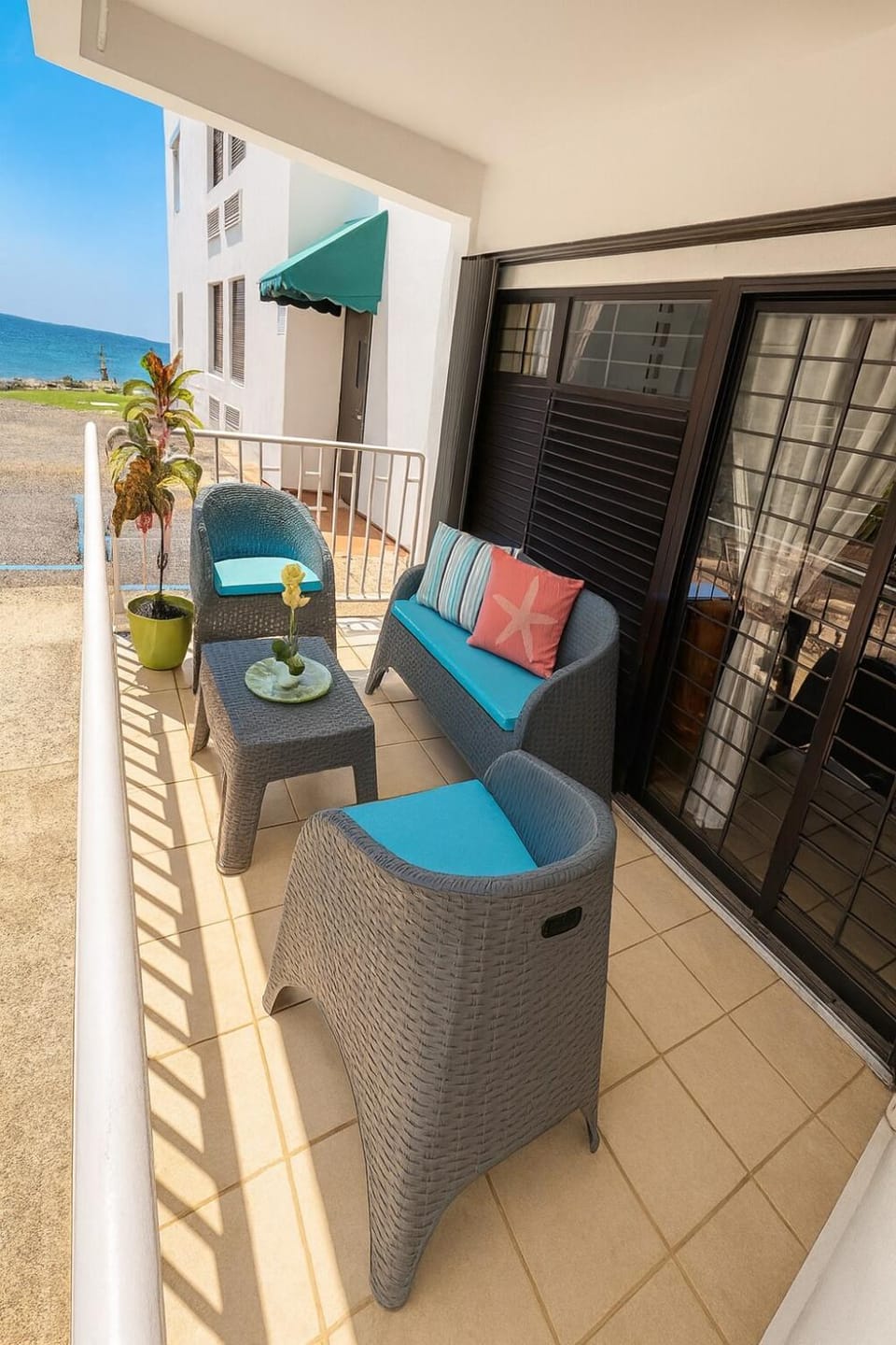 Beachfront Serenity Sanctuary with Ocean View Apartment in Stella