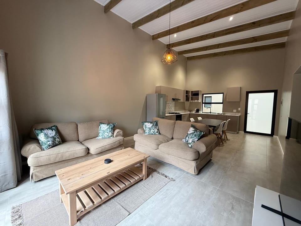 TV and multimedia, Kitchen or kitchenette, Living room, Seating area, Dining area, oven