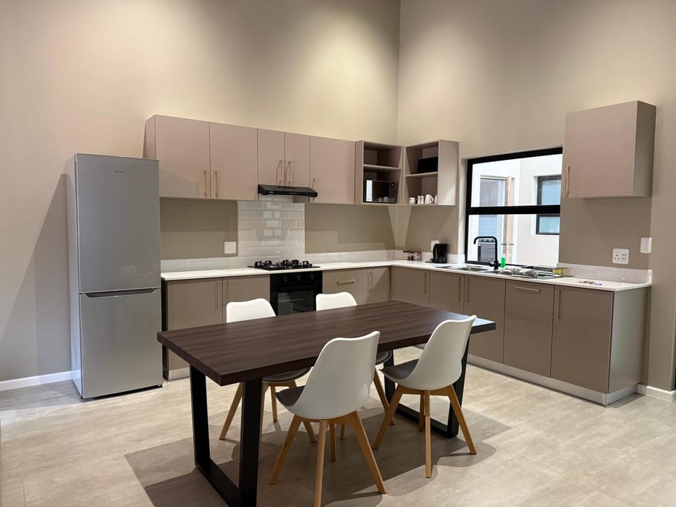 Kitchen or kitchenette, Dining area, oven, stove
