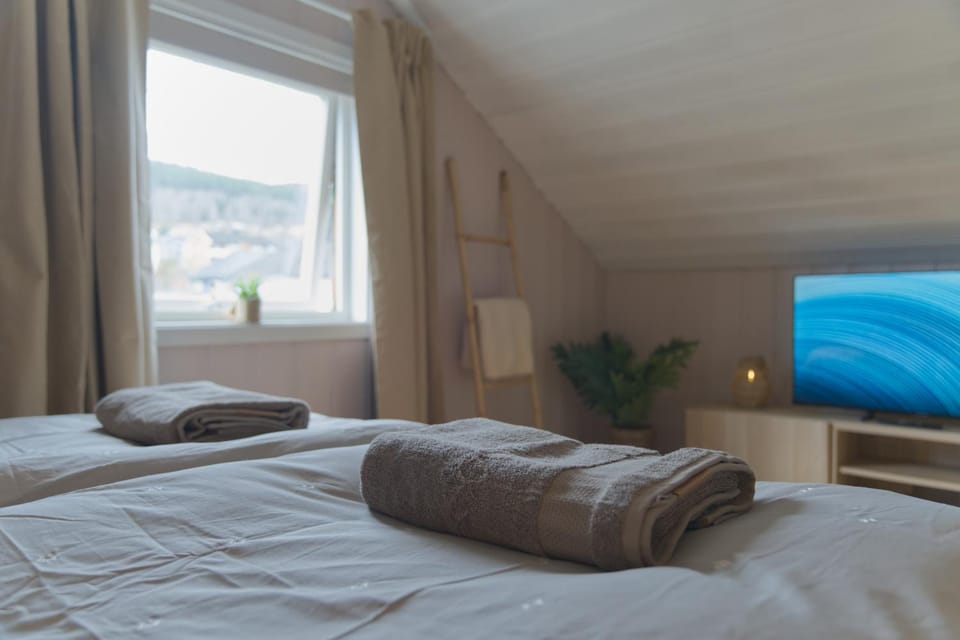 Bed, towels