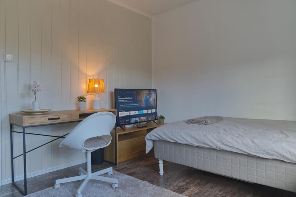 Bed, TV and multimedia, Photo of the whole room, Evening entertainment, Bedroom