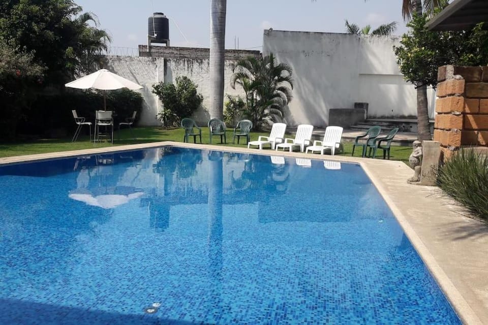 Casa de descanso, alberca, asador, jardín, 15 huéspedes House in Jiutepec