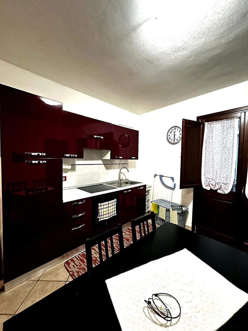 Kitchen or kitchenette, Photo of the whole room, Dining area, stove
