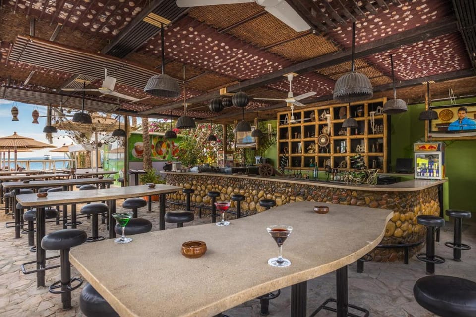 Restaurant/places to eat, Lounge or bar