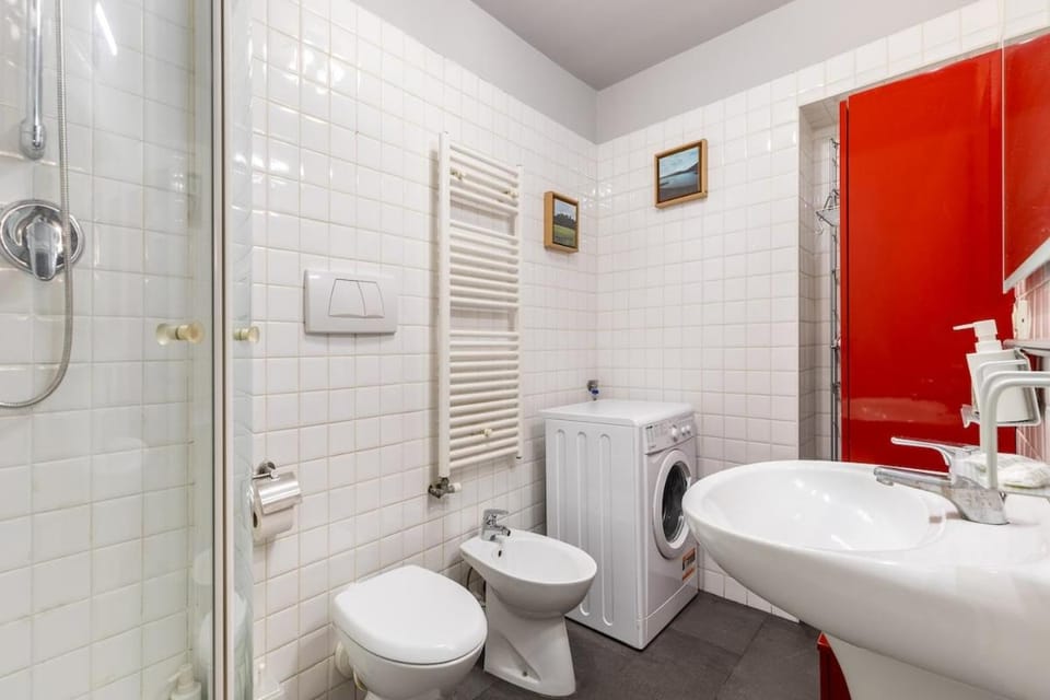 Shower, Toilet, Bathroom, bidet, towels