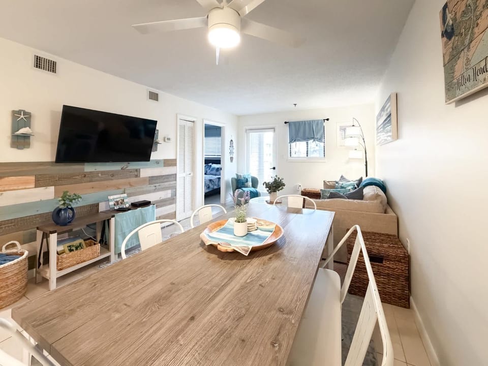 Coastal 2 bed 2 ba Villa - Pools - beach access House in Hilton Head Island