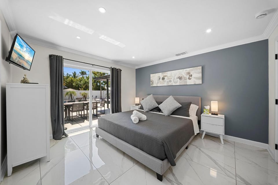 Bed, TV and multimedia, Bedroom