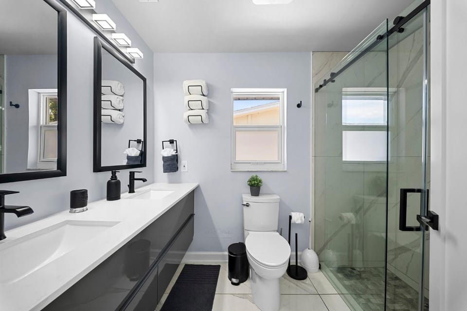 Shower, Toilet, Bathroom, towels