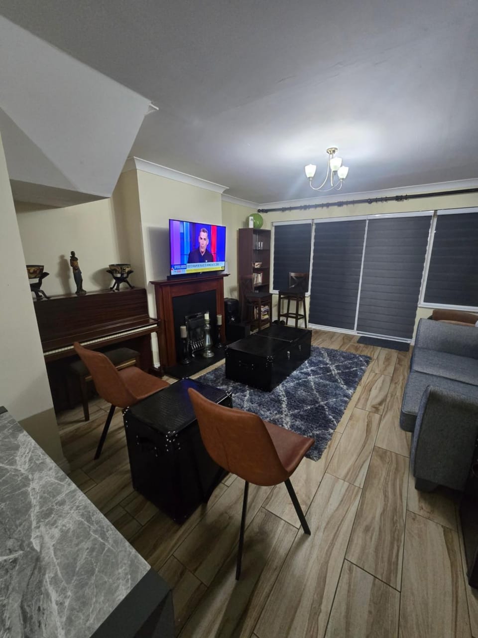 TV and multimedia, Coffee/tea facilities, Kitchen or kitchenette, Living room, Photo of the whole room, Seating area, Dining area, Family, microwave